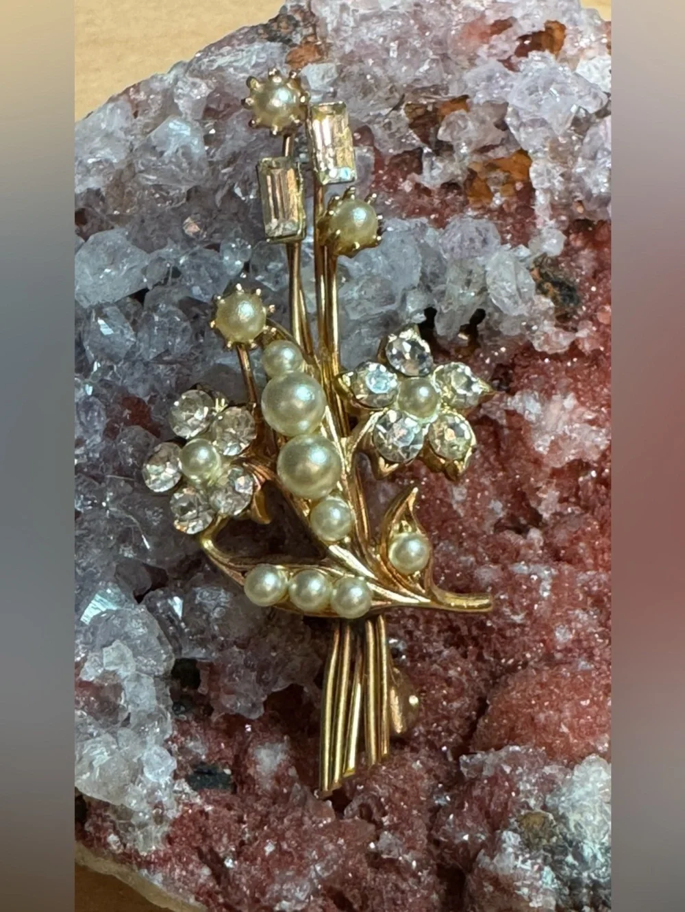VTG delicate gold tone floral brooch w/faux pearls & clear rhinestone accents